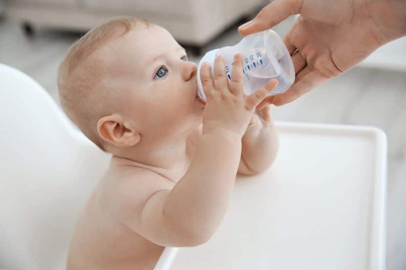 Cuándo empezar a ofrecer agua a los bebés y cuánta?